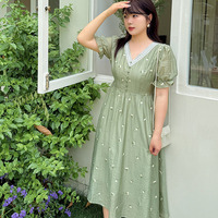 小花刺繍入りのレトロで大人可愛い半袖ミモレ丈のワンピース