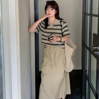 ボーダー柄トップスとAラインスカートの大人カジュアルスーツ