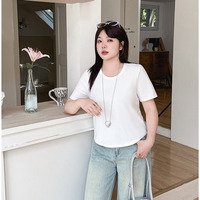 シンプルで着回し力バツグンのコンパクトシルエット半袖Tシャツ
