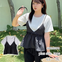 シンプルな半袖Tシャツとショート丈キャミビスチェのセットアップ