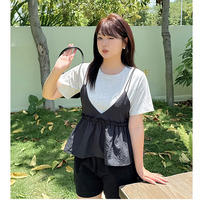 シンプルな半袖Tシャツとショート丈キャミビスチェのセットアップ