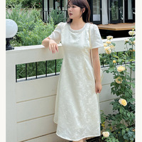 シンプルで上品なデザインの花柄ジャガードフレアワンピース