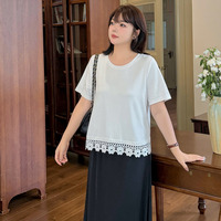 シンプルなオーバーサイズのTシャツの裾にレースをコラージュ