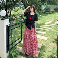 アシンメトリーな半袖Tシャツとチェック柄スカートのセットアップ