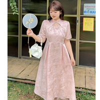 胸窓開きチャイナカラーでパールチェーン飾り付きのワンピース
