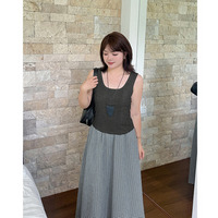 ワイドストラップでコンパクトシルエットのタンクトップ