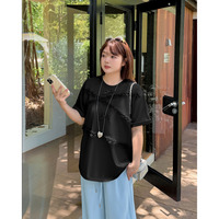 ゆったりオーバーサイズ の半袖Tシャツにレースリボンをコラージュ