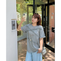 ゆったりオーバーサイズ の半袖Tシャツにレースリボンをコラージュ