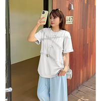 ゆったりオーバーサイズ の半袖Tシャツにレースリボンをコラージュ