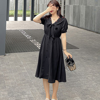 大きな襟に立体的な小花刺繍とレースをコラージュしたワンピース