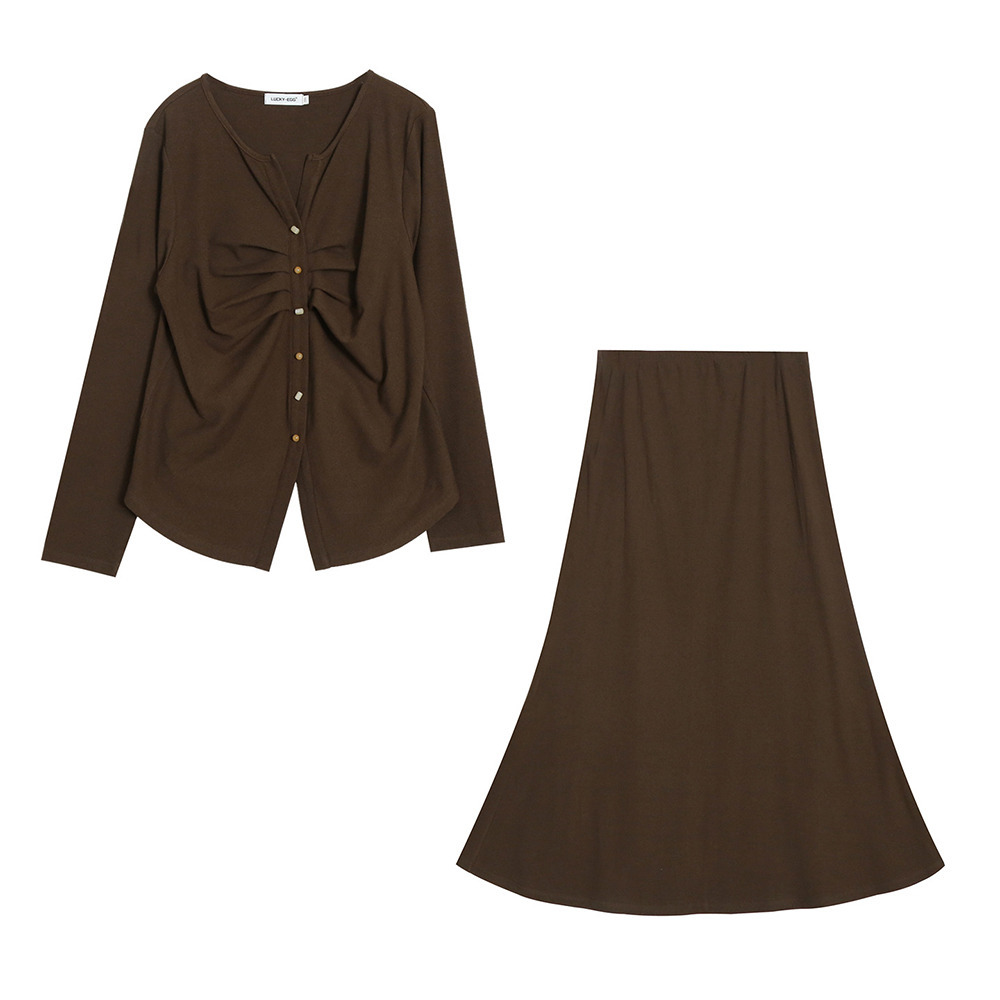 スタイルアップデザインでも着心地抜群のスカートスーツ14