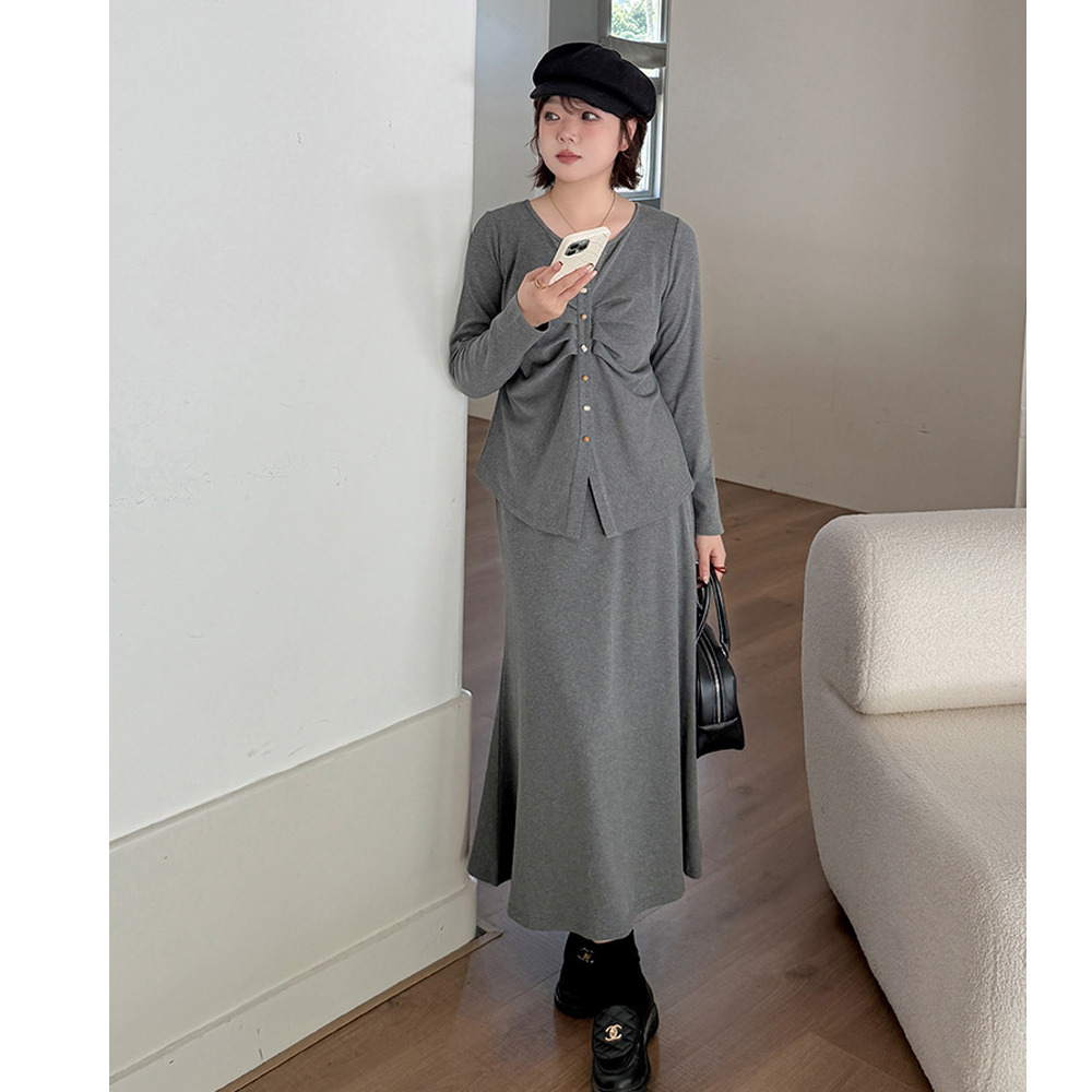 スタイルアップデザインでも着心地抜群のスカートスーツ1