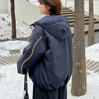 コントラストカラーのパイピングとジッパーがアクセント！軽量裏キルティングパーカー