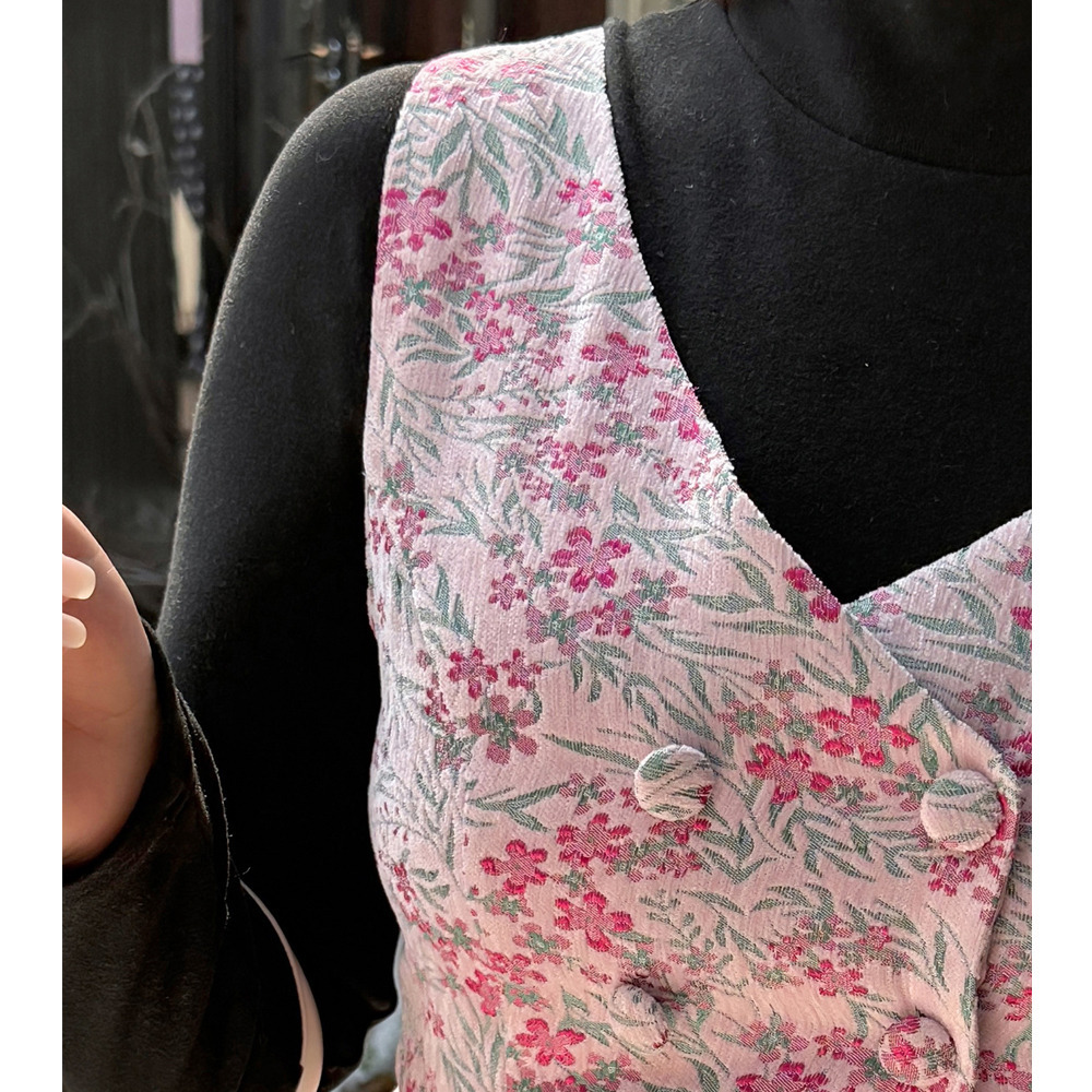 暖かなシンプルトップスと華やかなジャガード生地のジャンパースカート7