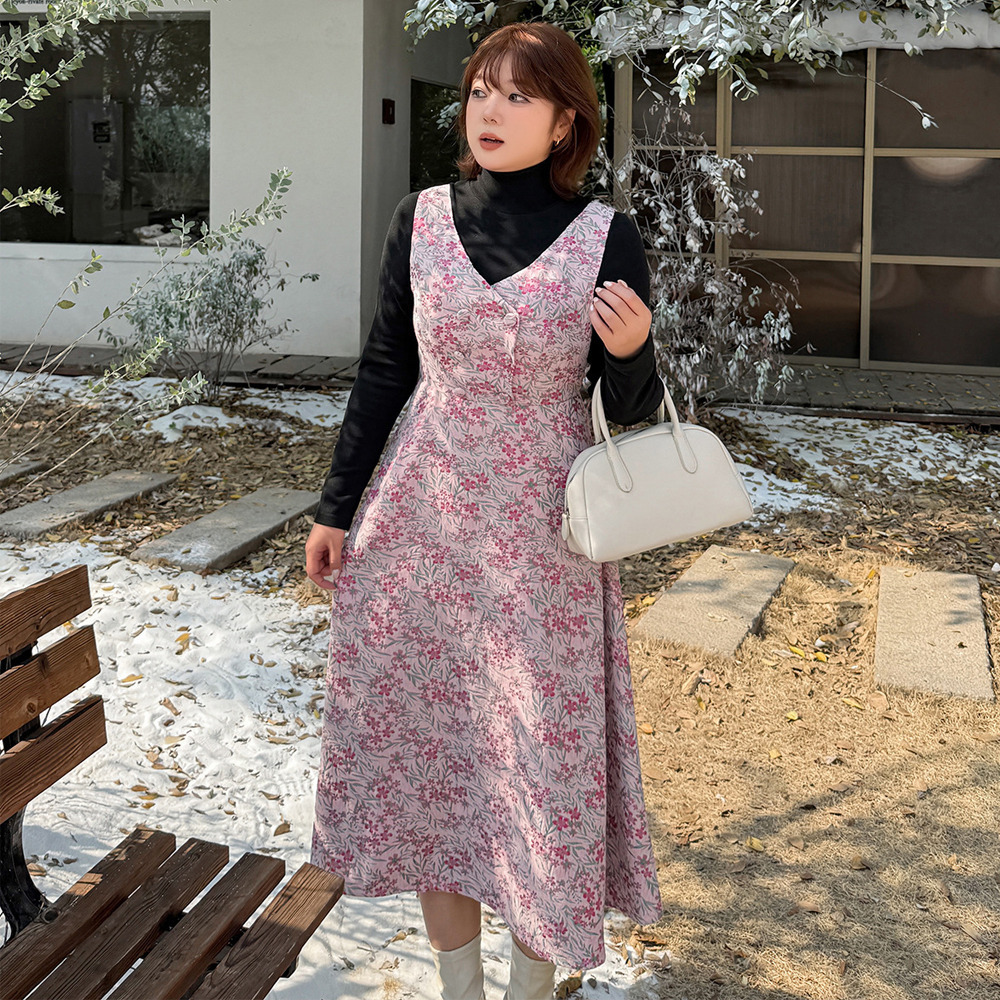 暖かなシンプルトップスと華やかなジャガード生地のジャンパースカート1