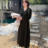 暖かなフリース裏地付き 花柄レースのエレガントなフレアワンピース