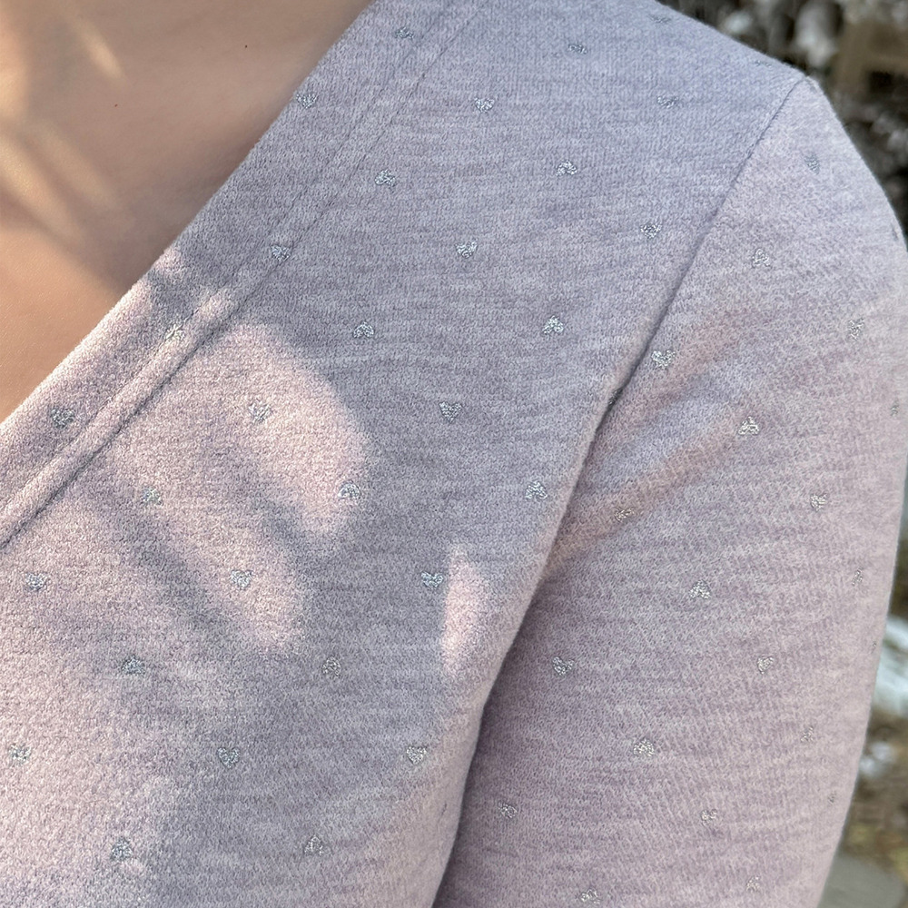 起毛素材で暖かい!キラキラのハートドット柄のアシンメトリートップス8