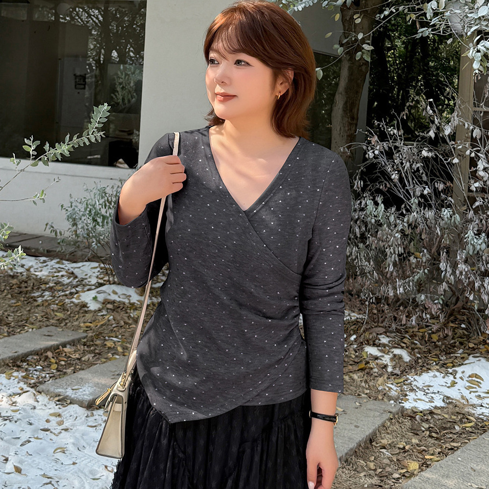 起毛素材で暖かい!キラキラのハートドット柄のアシンメトリートップス1