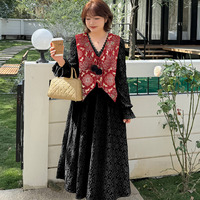 起毛レースワンピースと古典柄ジャガードベストのセットアップ