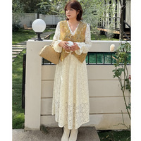 起毛レースワンピースと古典柄ジャガードベストのセットアップ