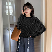細ボーダー柄で胸英字刺繍入りのオーバーサイズ 長袖Tシャツ