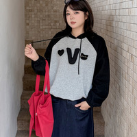 胸に立体モチーフ付き 配色デザイン 裏起毛スウェットフーディー