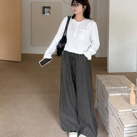 スッキリ魅せる縦ストライプ柄ウエストゴム ワイドストレートパンツ