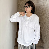 シンプルでリラクシーなコットン100%ヘンリーネック長袖Tシャツ