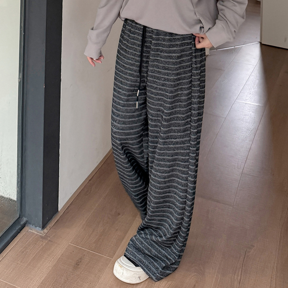 暖かな裏起毛素材 細ボーダー柄ウエストゴム ワイドストレートパンツ5