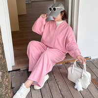 ハーフジップトップスとシミターパンツのスウェットスーツ