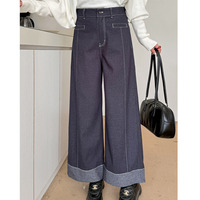 ホワイトステッチがアクセントになった裾折り返しワイドパンツ