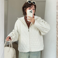 キラキラ光る生地のシンプルで軽量なキルティングジャケット