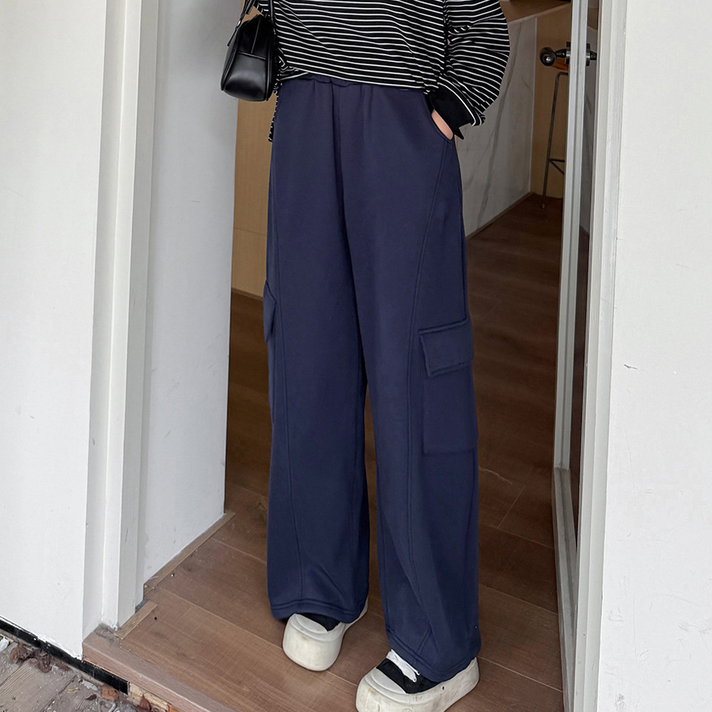 裏起毛の暖かなカーゴデザイン ワイドストレートパンツ1