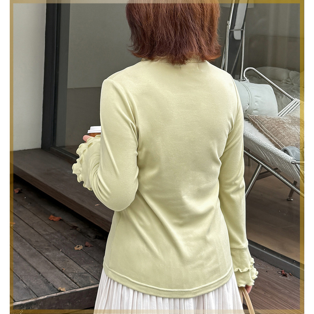 二重フリルのスタンドカラーとベルカフのフィット感のあるトップス17