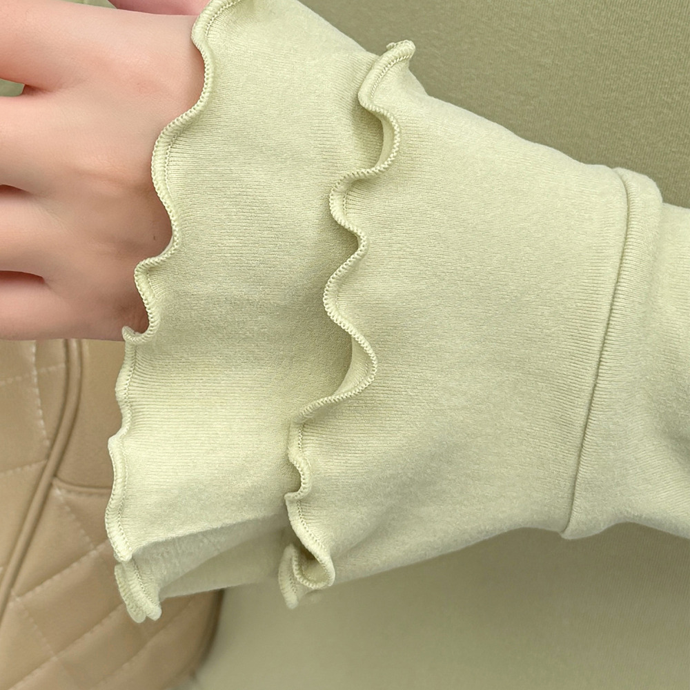 二重フリルのスタンドカラーとベルカフのフィット感のあるトップス4