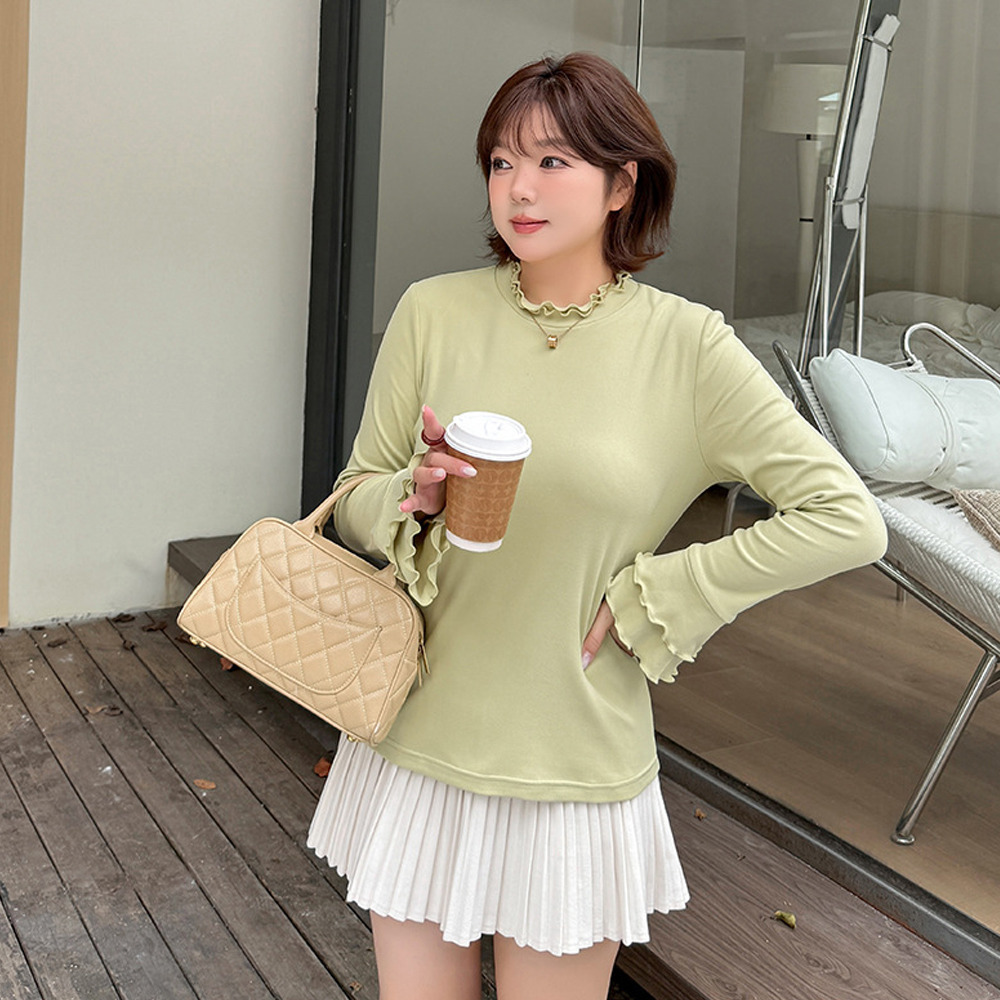 二重フリルのスタンドカラーとベルカフのフィット感のあるトップス5