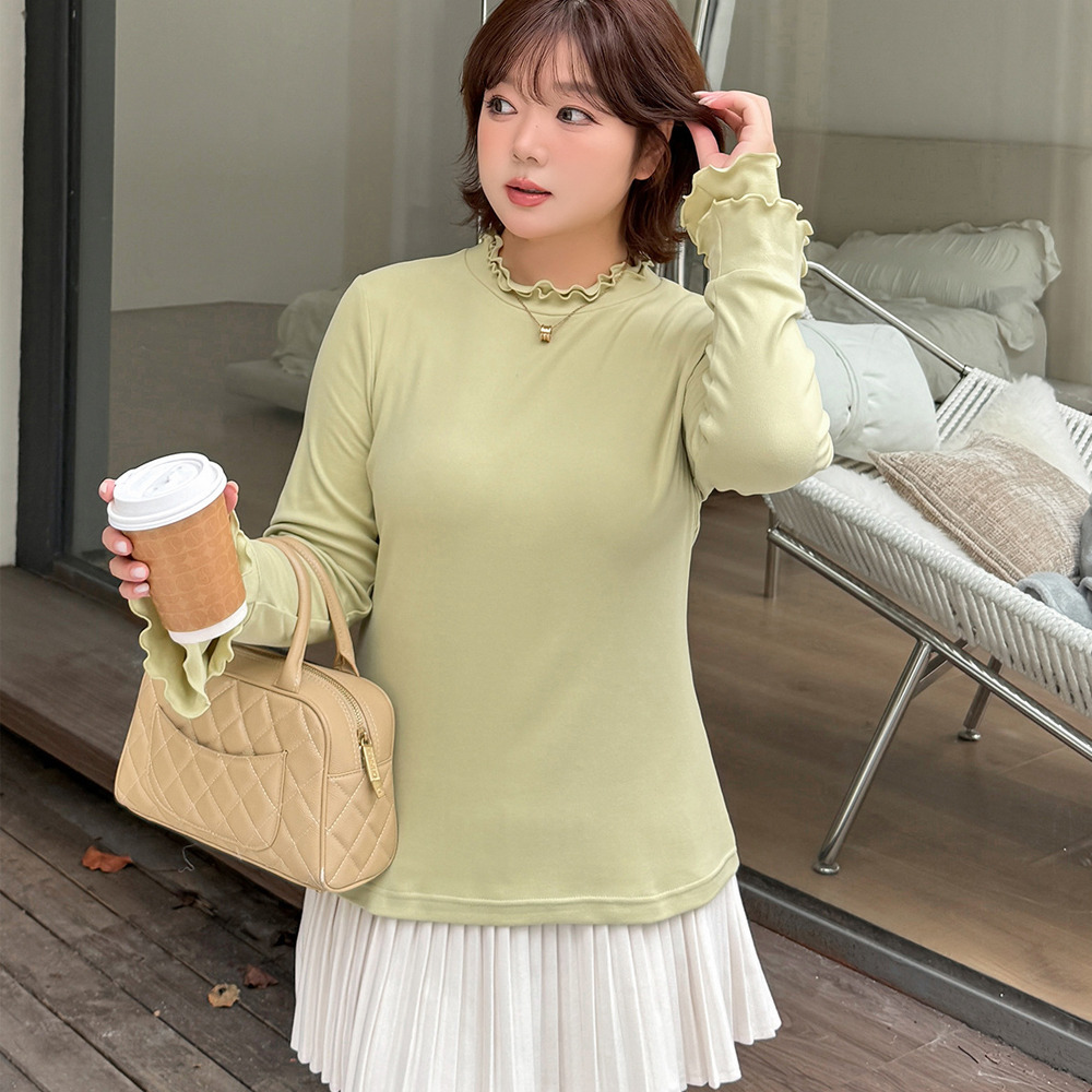 二重フリルのスタンドカラーとベルカフのフィット感のあるトップス1