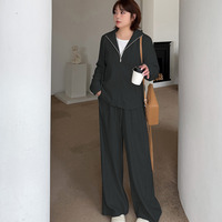 スタイリッシュなパーカーとパンツ 大人カジュアルスウェットスーツ