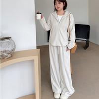 スタイリッシュなパーカーとパンツ 大人カジュアルスウェットスーツ