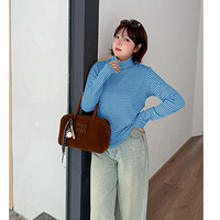 レイヤードにもおすすめ！細ボーダー柄ハイネックトップス