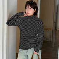 レイヤードにもおすすめ！細ボーダー柄ハイネックトップス