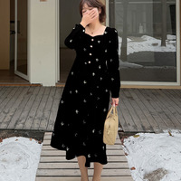 バタフライ刺繍でビジューボタンの華やかなベルベットワンピース