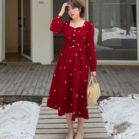 バタフライ刺繍でビジューボタンの華やかなベルベットワンピース