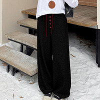 フラワーボタンがアクセント!暖かな裏起毛スウェットワイドパンツ