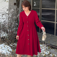 しっかりとしたリブ生地の暖かくエレガントなフレアワンピース 