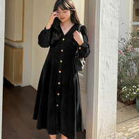 ゴールドのフラワーボタンがアクセント！ベルベットフレアワンピース