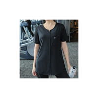 胸に反射ロゴプリントのシンプルモダンなスポーツ用Tシャツ