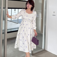 ジャガード素材の2タイプの刺繍ワンピース