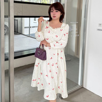 ジャガード素材の2タイプの刺繍ワンピース