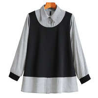 シンプルなストライプシャツとベストの重ね着風デザイントップス